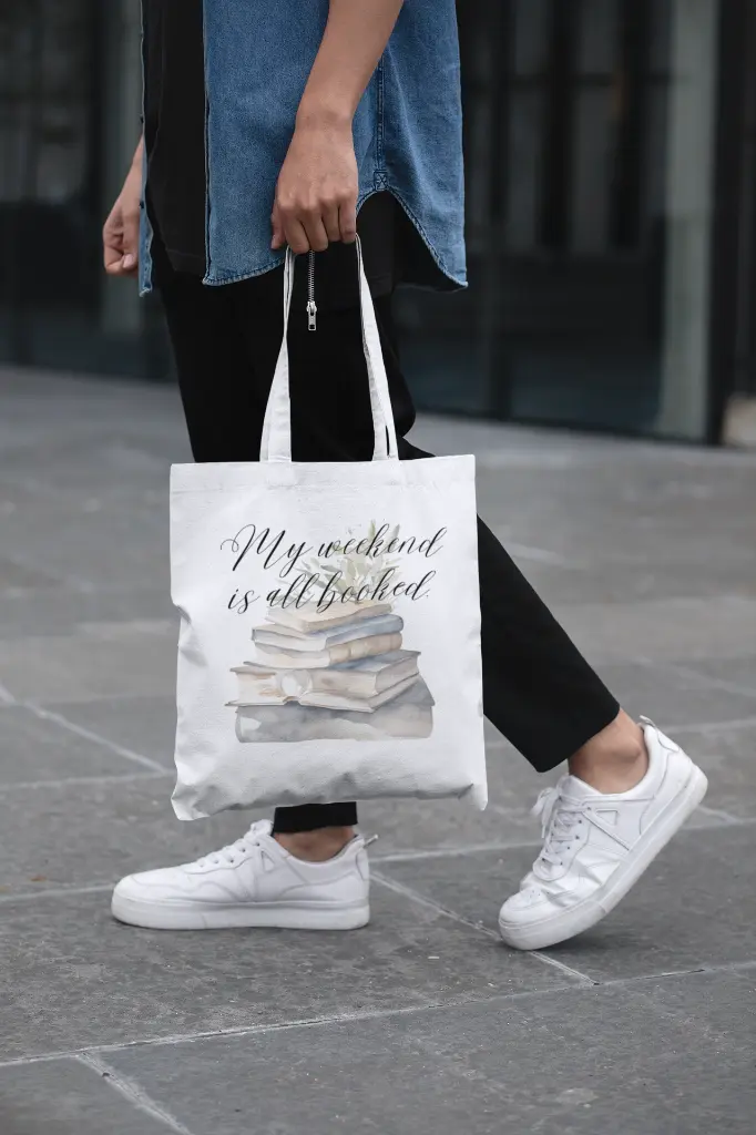 cropped-face-mockup-of-a-man-holding-a-tote-bag-in-the-street-29424.webp